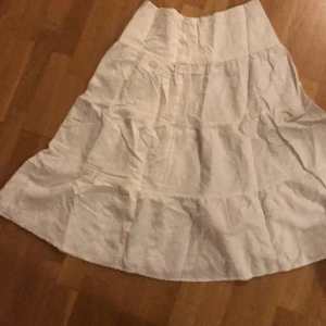 Vit kjol i strl 38 - Vit kjol i fint skick i storlek 38 från Åhléns 🤍
