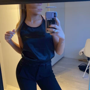 linne  - Säljer ett svart linne som inte kommer till användning. Skriv privat för fler bilder💗 pris kan sänkas vid snabb affär (har en lika dan tröja i beige)