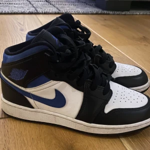 Air Jordan 1 Mid White Racer Blue - Som nya , endast använda ett fåtal gånger. 