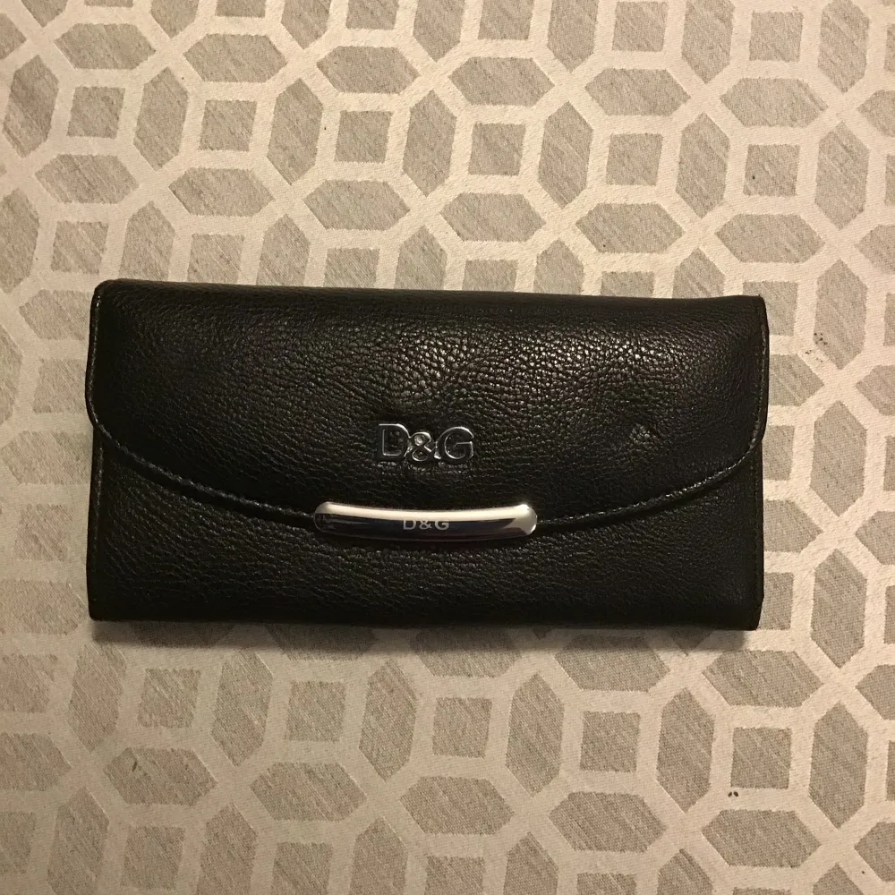 Dolce & Gabbana plånbok med knäppning  Storlek: H: 9 cm B: 3 cm L : 19 cm w: 15 cm. Väskor.