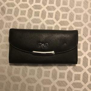 Dolce & Gabbana plånbok med knäppning  Storlek: H: 9 cm B: 3 cm L : 19 cm w: 15 cm