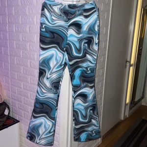  PW Slinky byxor  - Den är från BIKBOK, aldrig använt, nypris 499kr, om jag ska posta då står du för posten. 