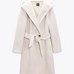 Zara kappa  - Säljer denna zara kappa i strlk 34 helt oanvänd, nypris 559 