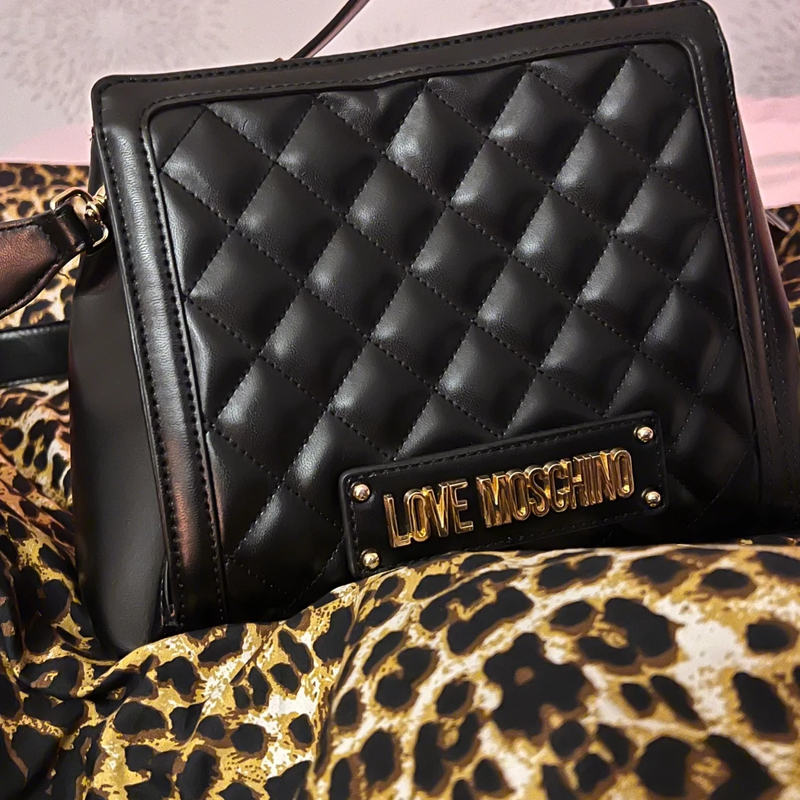 Love Moschino axelremsväska