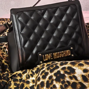 Love Moschino axelremsväska  - Använd men i fint skick, inga skador eller slitningar ❣️