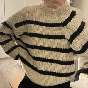 Stickad tröja - Randig tröja från H&M i storlek XS. Använd fåtal gånger