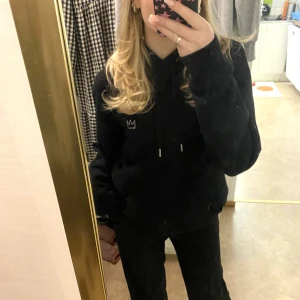 Hov1 hoddie - Säljer denna jätttefina hov1 hoddien. Hoddien är använd en gång så den är i helt nytt skick. Storleken är L men bär normalt S så den är liten i storleken. Skriv vid frågor osv❤️