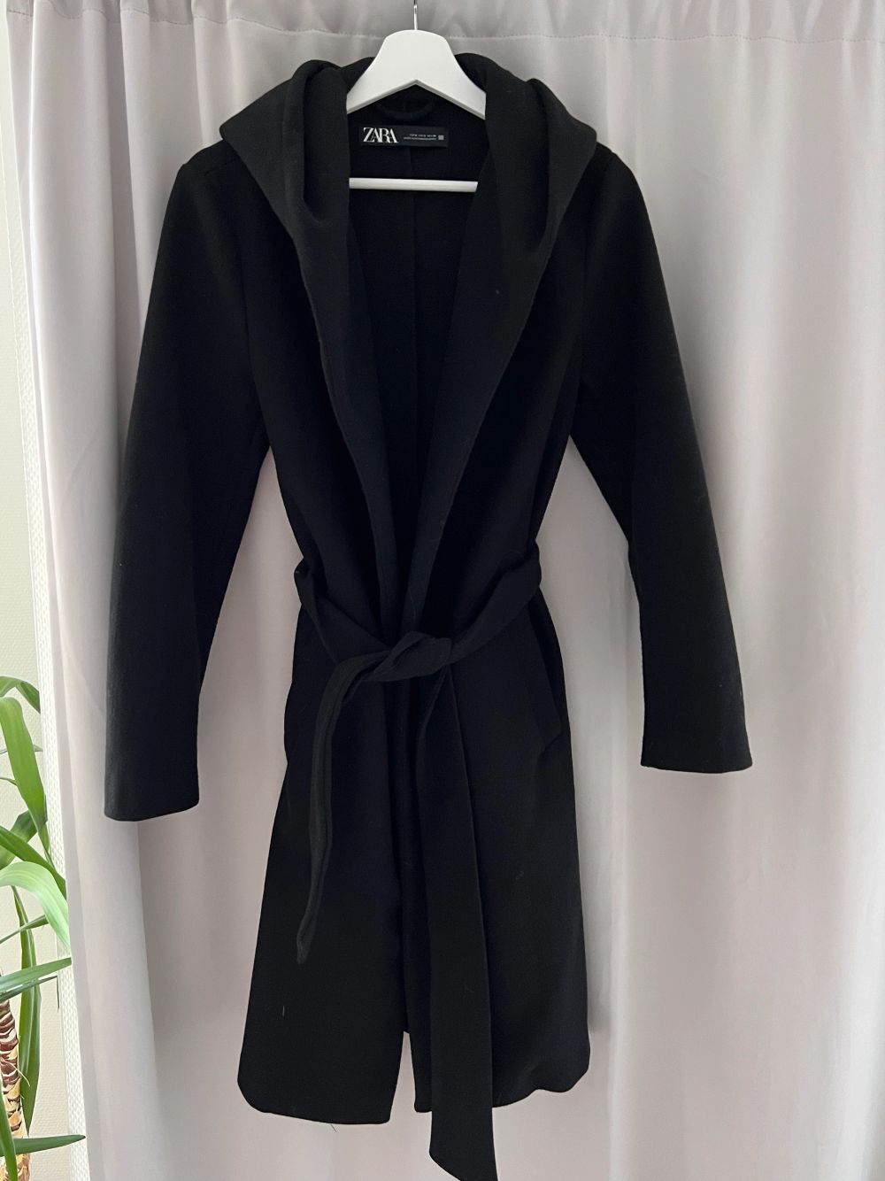 Svart Zara svart kappa med huva/luva | Plick Second Hand