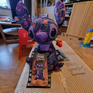 Disney, Stitch crashes disney 1/12. Beuty and the beast limited edition. - Disney, Stitch crashes disney 1/12. Beuty and the beast limited edition. Samlar gosedjur. Perfekt skick.   Gosedjur och tillhörande pin säljes tillsammans, svåra/omöjliga att fortfarande få tag på.