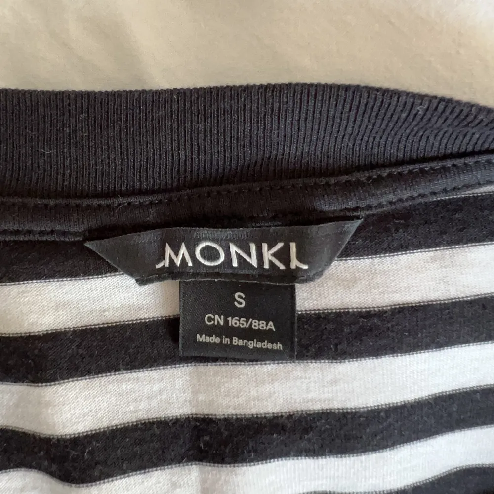 Säljer en nästan oanvänd tröja från Monki. Svart och vitrandig långärmad i superskönt material. Storlek S💗Köpare står för frakten . Tröjor & Koftor.