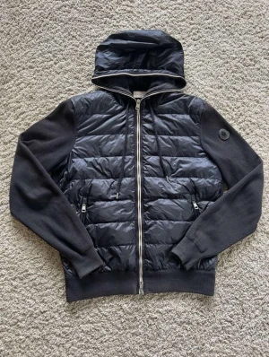 Moncler jacka  - Säljer en moncler cardigan storlek M  Skick 9/10 pris 4500, pris kan diskuteras 