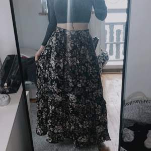 I wore it once for a christmas party last year, been in my closet since then. So perfect condition, really gorgeous and comfortable. It has a stretch band in the waist so you know it’s good for a night out to a restaurant. 