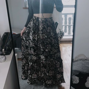 Maxi flower skirt - I wore it once for a christmas party last year, been in my closet since then. So perfect condition, really gorgeous and comfortable. It has a stretch band in the waist so you know it’s good for a night out to a restaurant. 