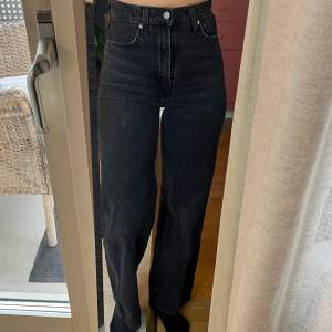 Svarta jeans från Levis. Modell - Ribcage straight. Jättebra skick men är tyvärr för små för mig. 