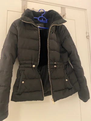 Vinterjacka  - Mycket fin jacka som kan justera storlek vid midjan så man själv kan välja ifall man vill ha den tajt eller lite stor, päls inuti och inte jätte använd. Köpt för ca 800kr säljs för halva priset