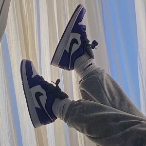 Air jordan 1 low purple - Säljer nu mina air jordan 1s. I färgen purple/black and White. Dem är köpta på soldout. Äktehetsbevis skickas med. Nypris ligger på 3300kr! Skorna är i jätte fint skick (använda Max 10 gånger) Dem är lite smutsiga (sand utanpå) VILKET GÅR BORT=som nya!!! 