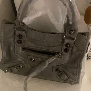 hej säljer min Gråa balenciaga liknade väska köpt i Dubai! Helt ny oanvänd !! Har i flera färger :) beställnings vara om de andra färger ! Har i större storlekar 