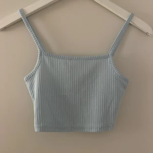 topp hm - säljer denna jätte söta toppen från hm då den är för liten för mig. den är inte använd så mycket, och den är i fint skick. den är i stl xs, skriv privat till för fler bilder eller om du skulle vara intresserad 💗💗