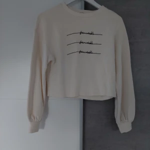 Skit snygg skön lite croppad  - Snygg skön lite croppad passar xs,s super mjuk inuti, som ny, Vi köp av flera plagg i annonsen så får man paket pris och samfrakta klart spårbart allt ❤👌