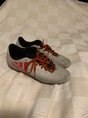 Fotbollsskor  - Grå och röda fotbollsskor i storlek 36,5. 