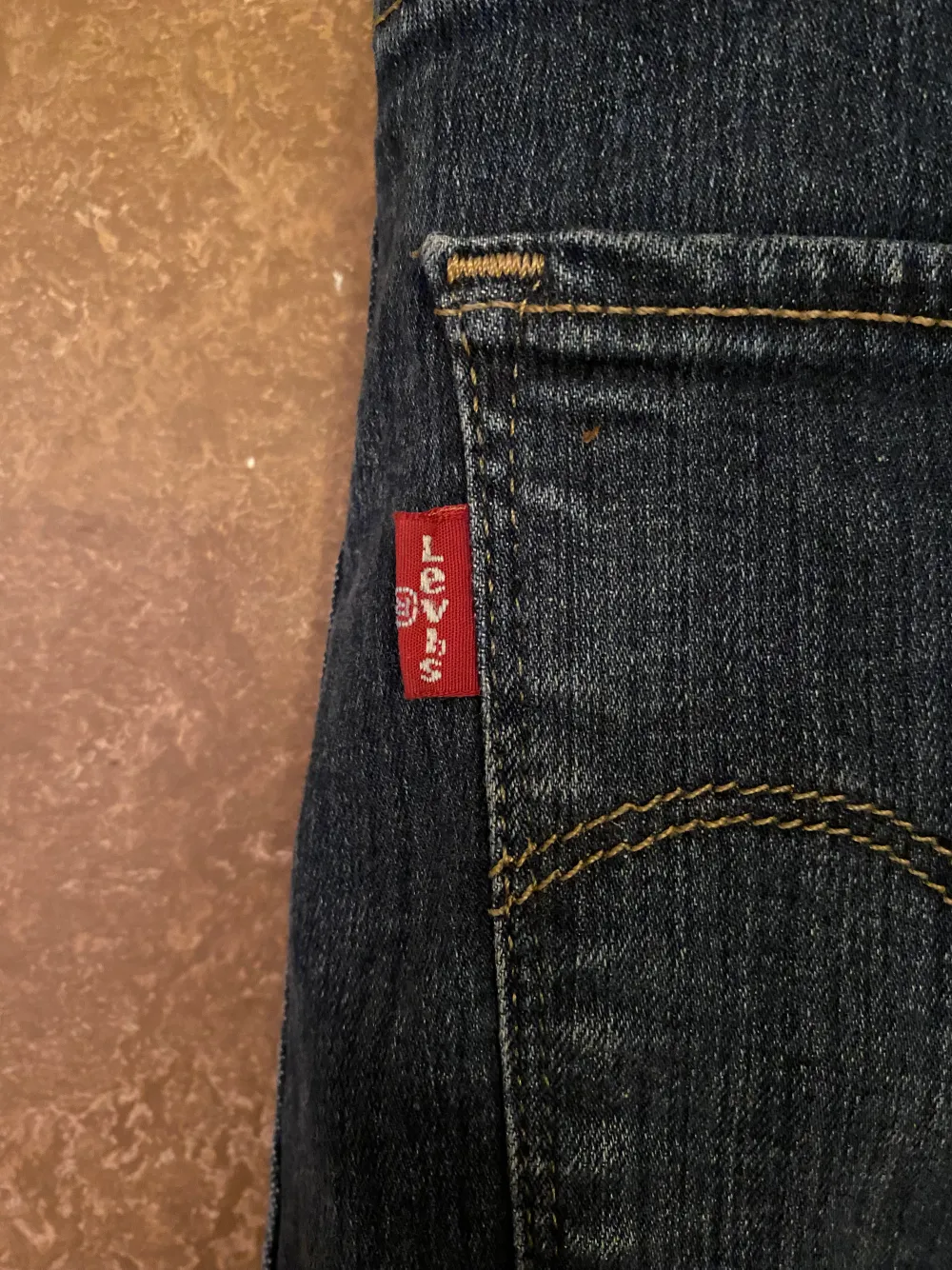 Ett par mörkblå Levis jeans. Modellen ”High rise skinny” i storlek 27. Knappt använda. Köparen står för frakten. . Jeans & Byxor.