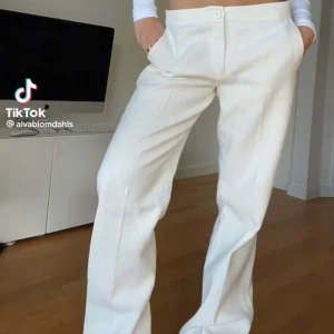 vita linne byxor - Säljer dessa jättesnygga och populära linne byxorna från zara då de var för långa för mig på 169 cm. Är i väldigt bra skick och köpta här på plick💓 Nypris 600 kr 