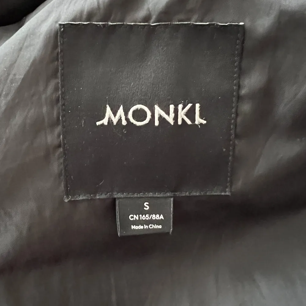 Säljer min fina puffer jacket från Monki i storlek S då den inte längre kommer till användning. Använd men i fint skick!🤍🐣. Jackor.