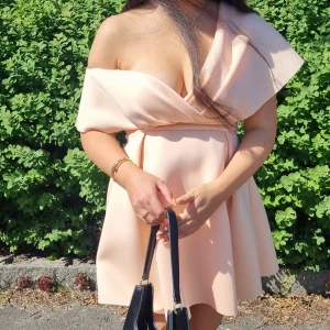 Klänning - Från Asos Använd 1 gång Superfint tyg  Nypris 800kr