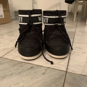 Moonboots - Ett par moonboots som knappt är använda,  Storlek 36-38❤️ skriv om ni undrar något! Köparen står för frakt❤️