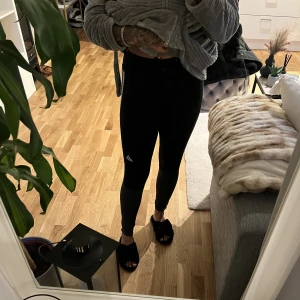 Adidas träningsbyxor - Träningsbyxor 