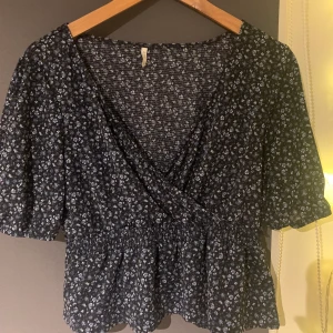 Topp - Super fin topp ifrån Only, säljer då den inte kommer till användning. Bra skick!💗✨