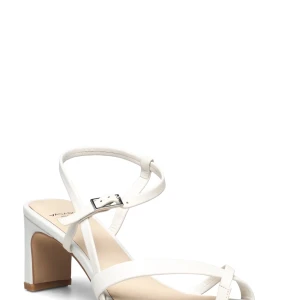 Student skor , vagabond luisa  - Aldrig använda skor .  Perfekt till studenten . Skona , bred klack och sitter ordentligt/ stadigt . Storlek 37 men passar en 38 också. 