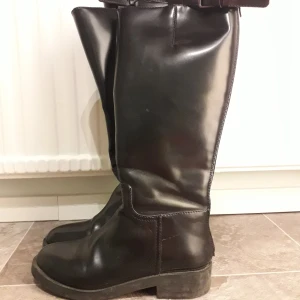 Svarta stövlar  - Ett par stövlar som inte längre kommer till användning♡ Skriv om du har frågor