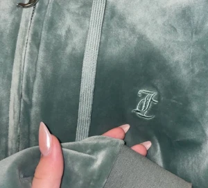 👀 👀  - Hej!❤️ jag söker Juicy i grön färg 🎨 jag undrar om ni har sätt eller säljer byxor så kan ni tipsa🙈Ha en trevlig dag!☺️PS:storlek XS