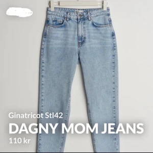 DAGNY MOM JEANS - Köpt via Tise för 200kr +frakt. Väldigt fin men dessvärre lite för stor för mig och den looken jag hade bild av i huvudet. Passar M/L beroende på hur man vill att den ska sitta