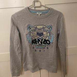 Kenzo tröja  - Kenzo tröja i grå med fina detaljer. Använd endast ett fåtal gånger! Storlek XS ☺️