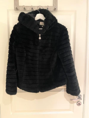 Pälsjacka  - Jättefin pälsjacka som inte kommer till användning längre , storlek S säljer för 250 kr 