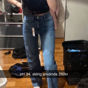 Oanvända jeans - Superfina jeans som aldrig är använda då de tyvärr är lite för stora i midjan. Strl 34 250kr