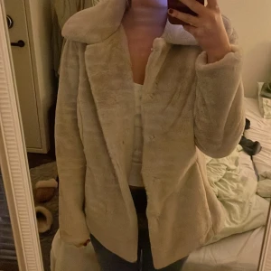Pälsjacka  - Jättefin pälsjacka i beige färg. Storlek S. Superfint skick. Säljer för 150💛💛