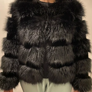 Fluffig jacka - Denna är så himla skön, tjock och fin. Har använts mycket på fester med klänningar, är så fin att ha den över axlarna. Jag har fått många komplimanger när jag har haft på mig den. (Köparen står för frakten)