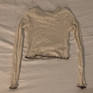 Pointelle urban outfitters tröja - Säljer denna jättegulliga långärmade, vita/beiga med svarta detaljer pointelle topp från urban outfitters. 