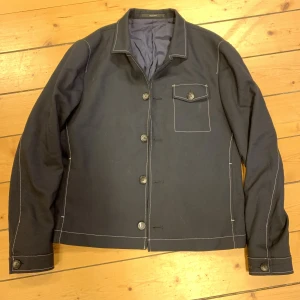 Tiger of Sweden kavaj/jacka - Rak modell, svart med vita sömmar. Woolstretch, marlane. 65cm long 51cm bred. 