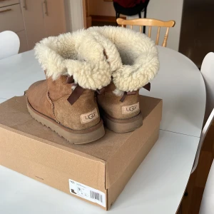 Äkta uggs  - Äkta uggs som är välanvända men som tyvärr blivit försmå. Skorna är inte trasiga någon stans. De är i en ”klassiska” färgen brun/beige 💓 skriv för frågor eller bilder Tryck inte på köp nu!