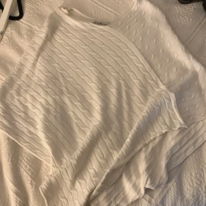 Vit poncho från Hampton Republic - Vit fin oandvänd poncho från Hampton Republic❤️ingen specifik storlek😘