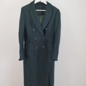 & other stories kappa - En super elegant och fin kappa från and other stories. Nypris 1299:- Använts vid 2 eller 3 tillfällen, superfin inga noppror Mörkgrön färg 80% ull