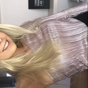 Partytopp plisserad från Gina strl S - Fin rosa plisserad topp från Gina tricot. Perfekt till nyår! Storlek S