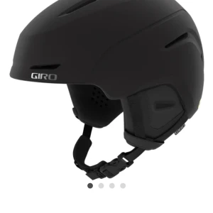 GIRO skidhjälm  - Skidhjälm GIRO Neo Mips använd fåtal gånger under förra säsongen. Passar de med lite större huvud, men har även justerbar storlek.  Nypris 1300, säljer för 950.   Har små märken men den är i väldigt bra skick utöver det. Kontakta privat för fler bilder! 