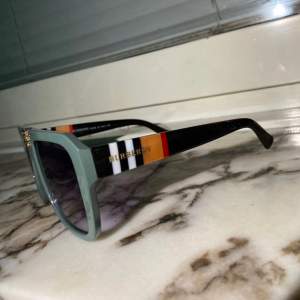 Burberry solglasögon med fin detalj 