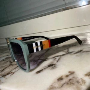 Burberry solglasögon  - Burberry solglasögon med fin detalj 