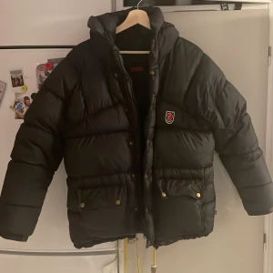 Fjällräven  - Äldre fjällräven! Använt men bra skick!  Små defekter på ena ärmen. Men inget som påverkar funktionen eller som syns vid första anblick.  XXXS men passat mig när jag varit en S.